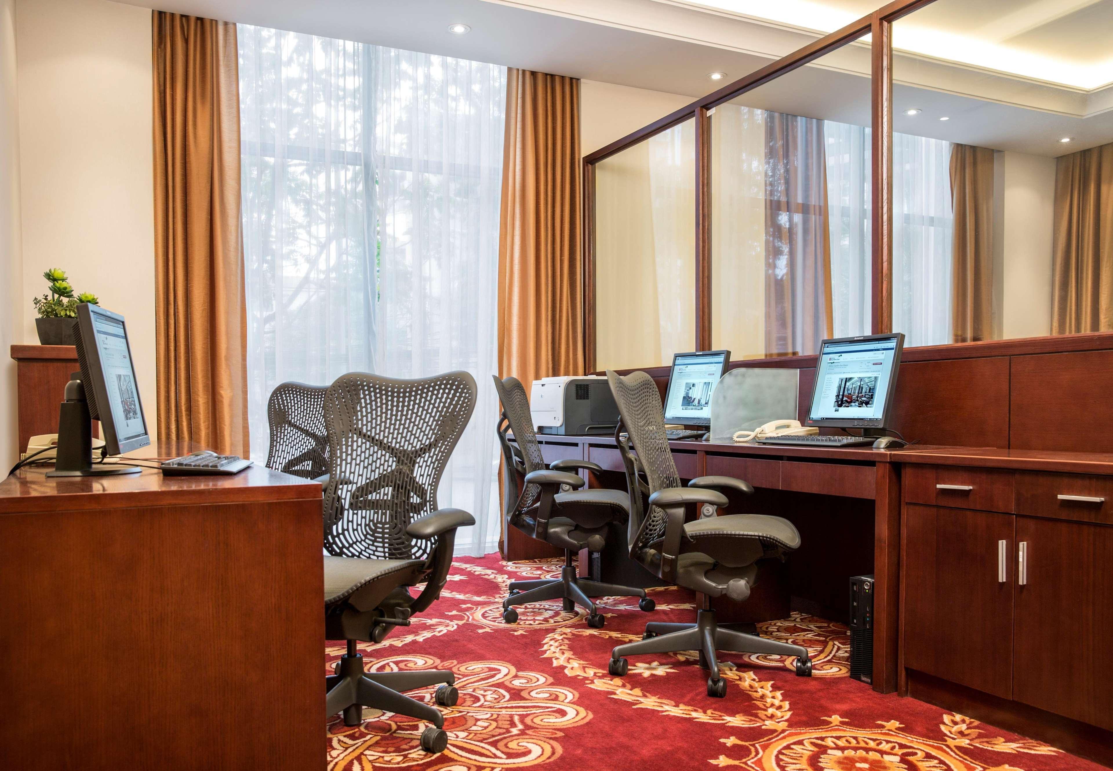 Hilton Garden Inn Hanoi Esterno foto