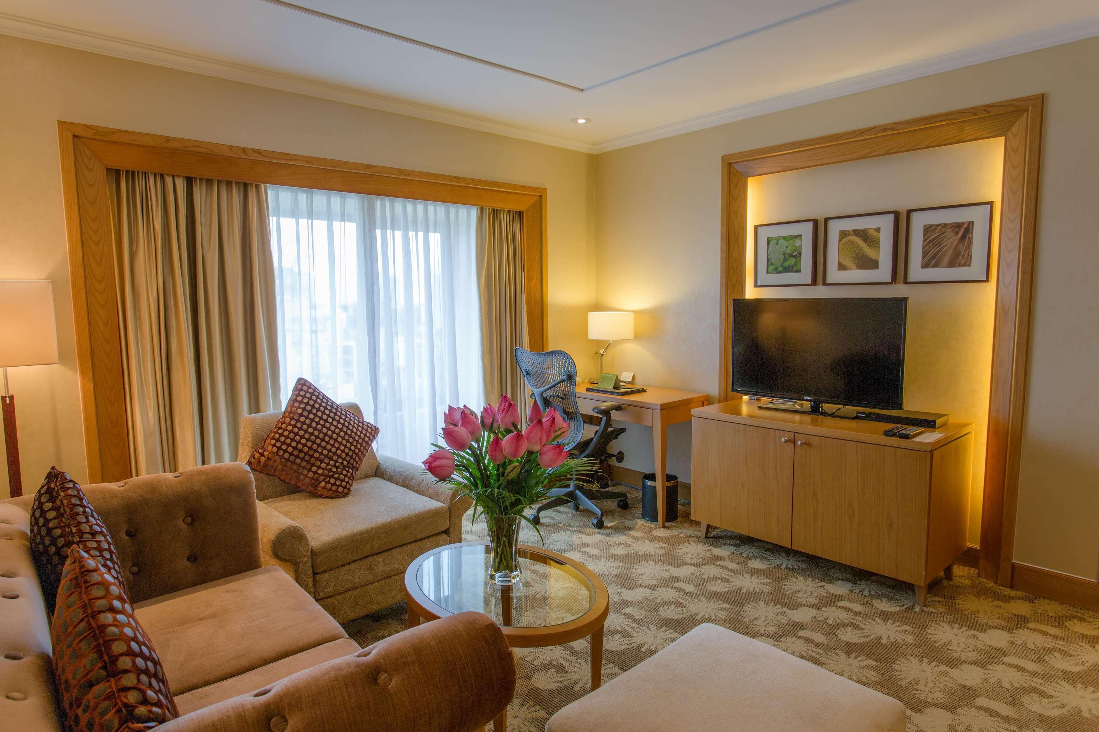 Hilton Garden Inn Hanoi Esterno foto
