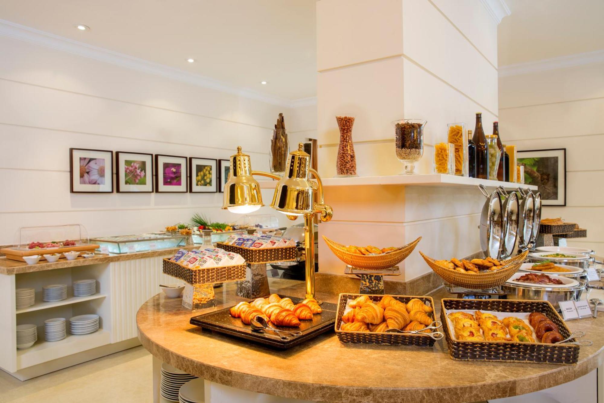 Hilton Garden Inn Hanoi Esterno foto