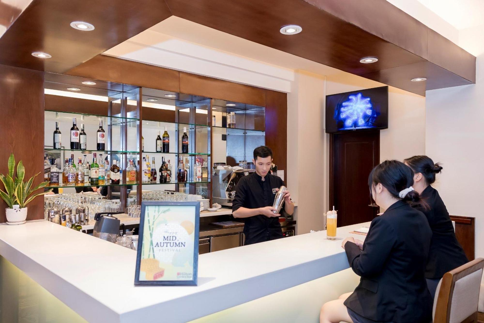 Hilton Garden Inn Hanoi Esterno foto