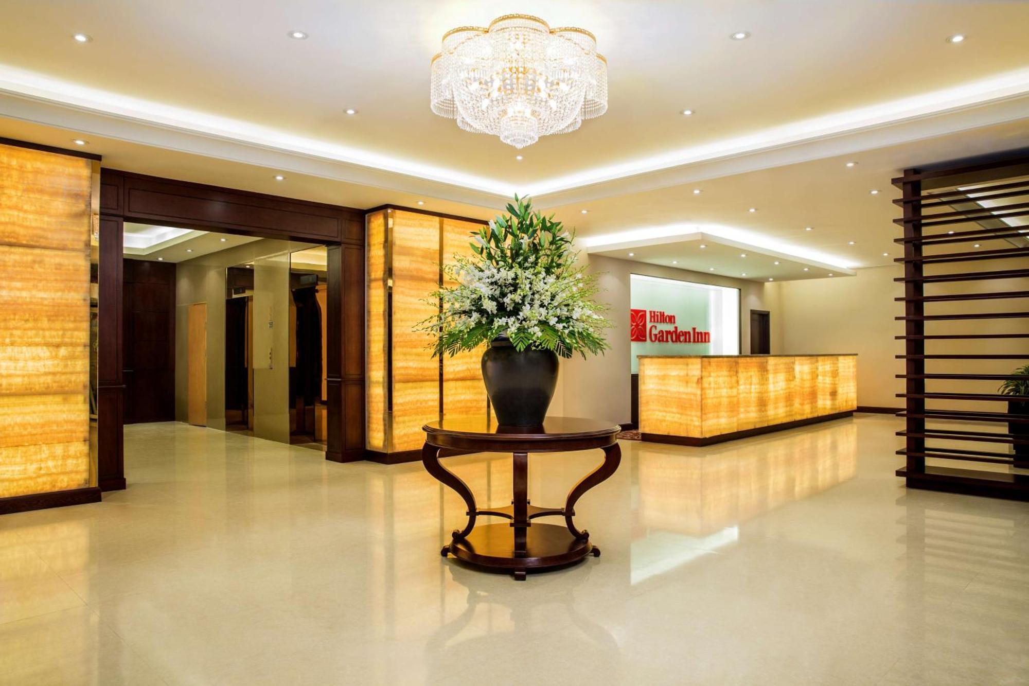 Hilton Garden Inn Hanoi Esterno foto